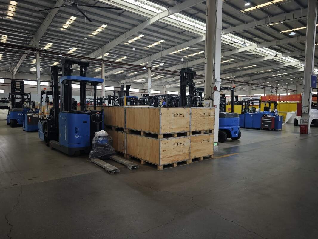 What are the differences between warehouse-grade and light-duty electric pallet 