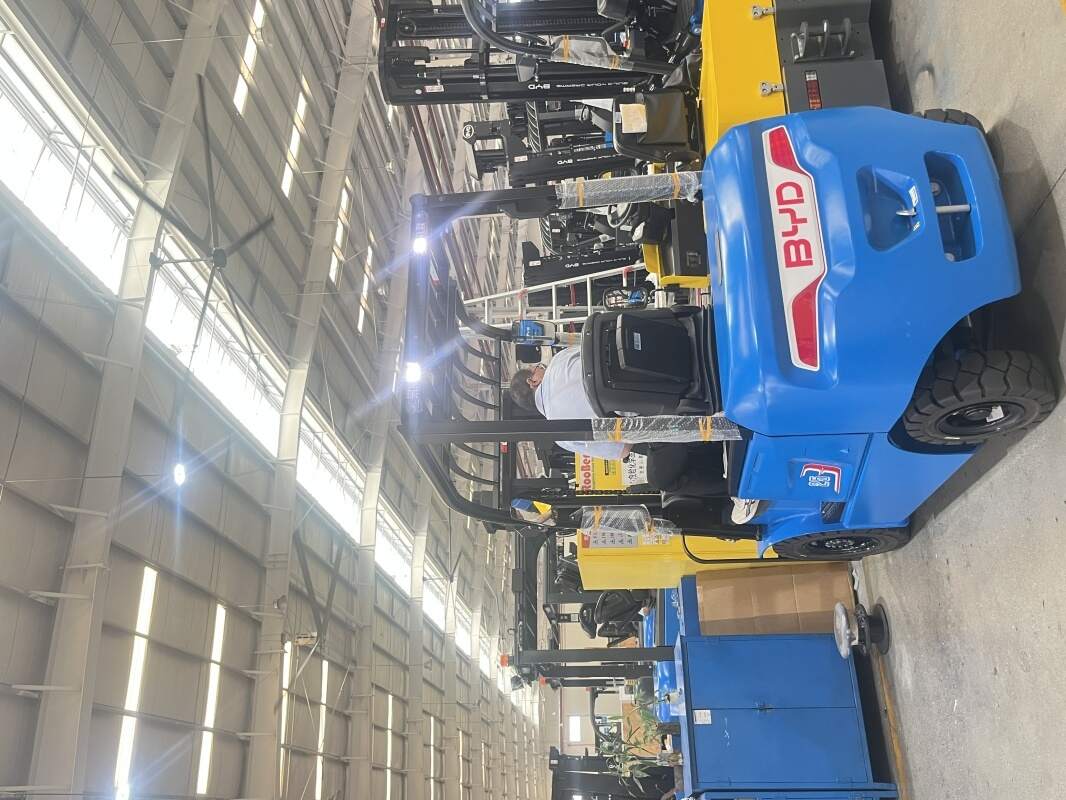 BYD-lithium-ion-counterbalance-forklift-tire-configuration-choices-for-different