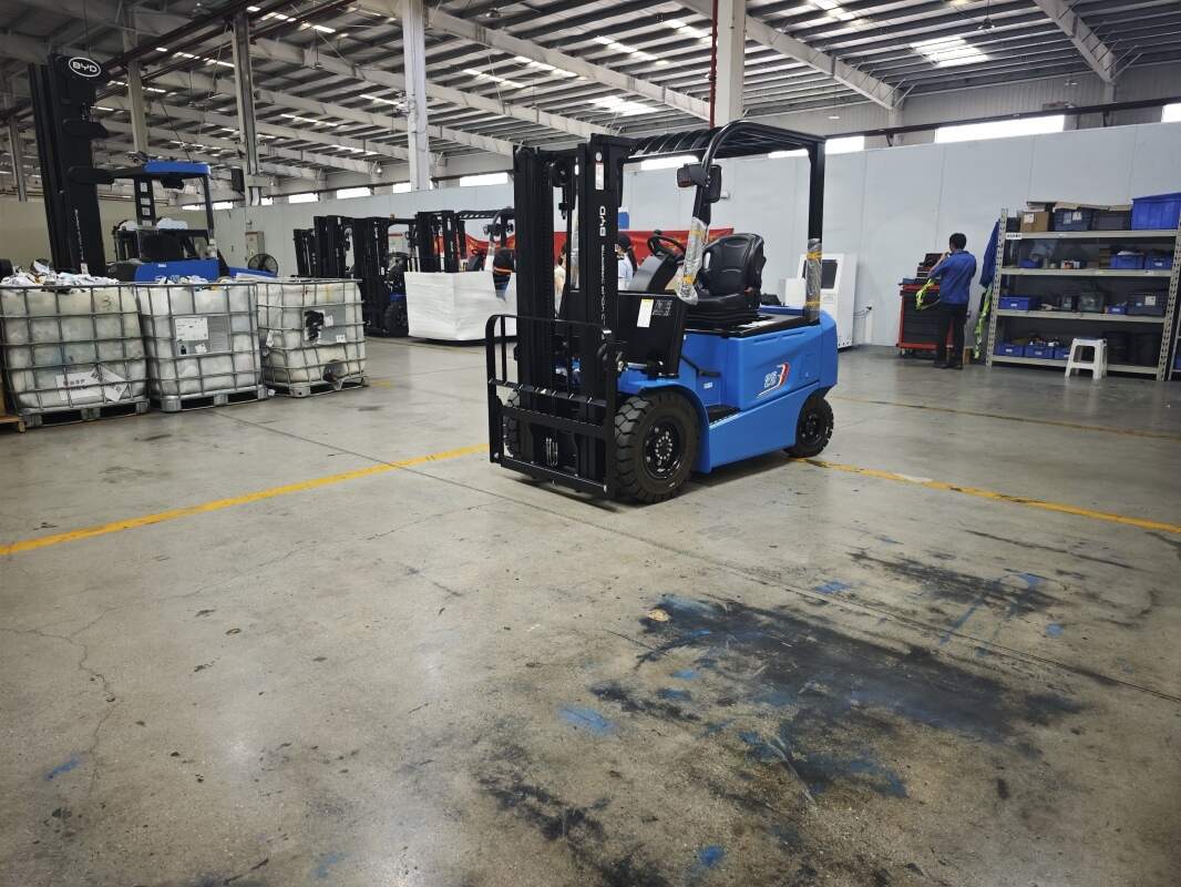 Electric forklift operator eye-protection and visibility rules in dusty zones
