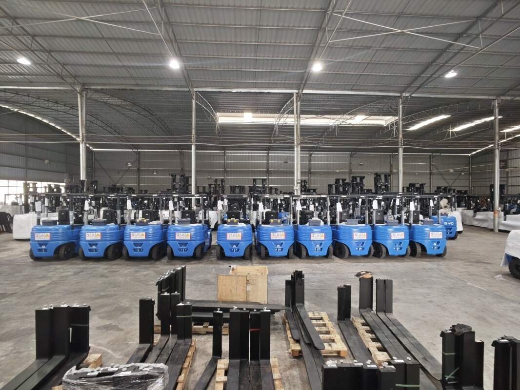 Operator platform dimension parameters for stand-on electric pallet truck comfor