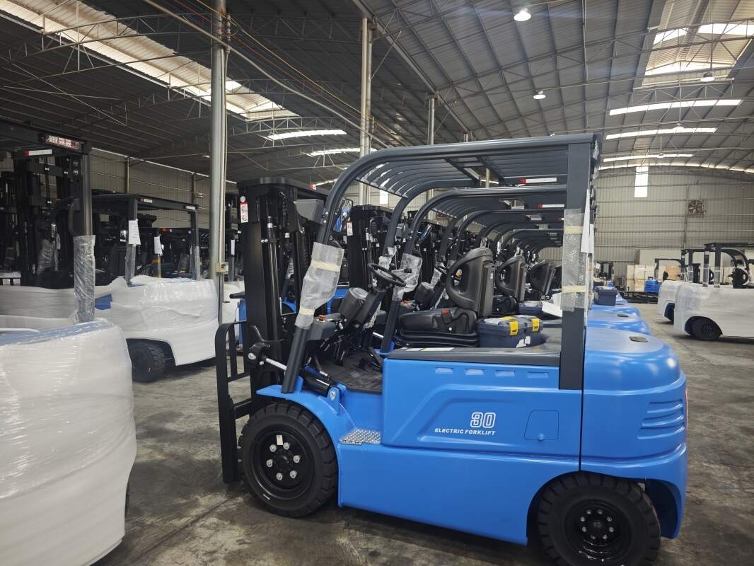 Operator-compartment dimension parameters for ride-on type electric counterbalan