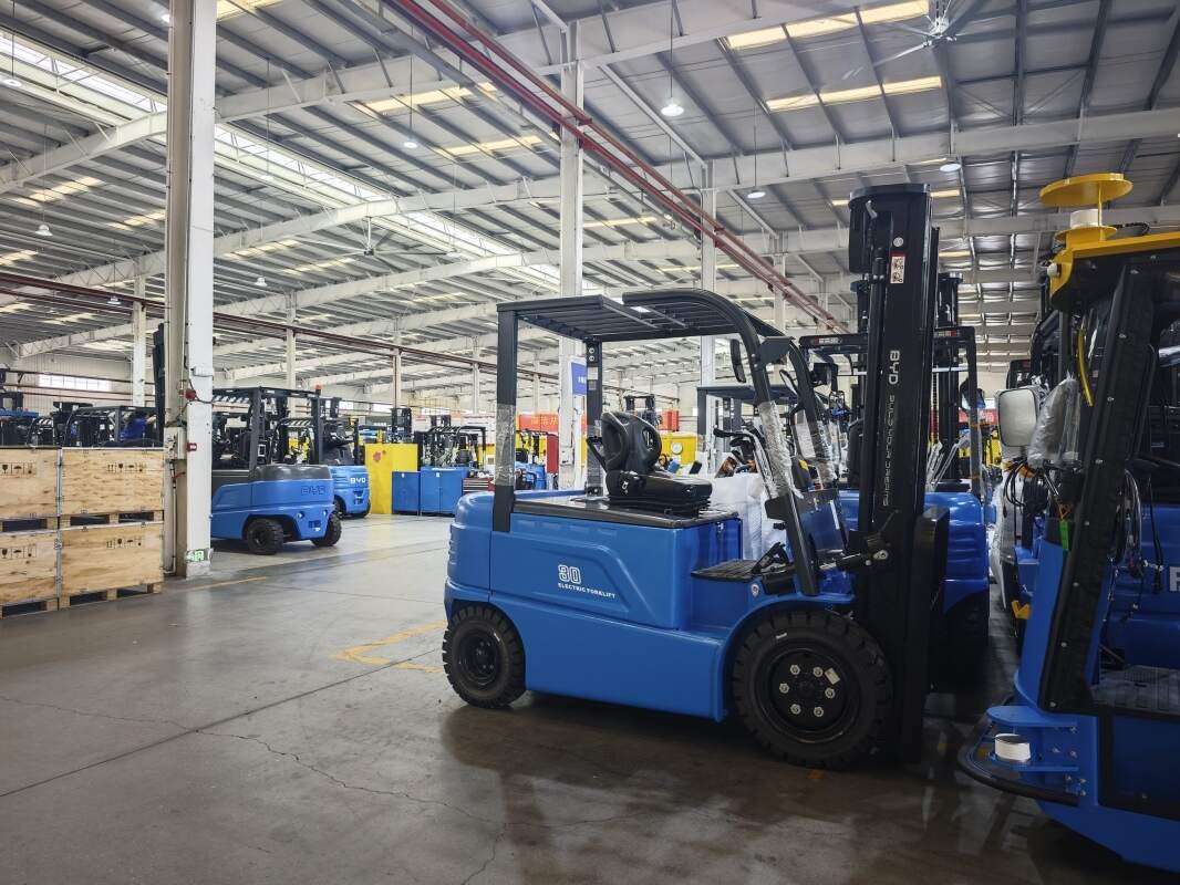 The Collision Risks of Electric Forklifts in Narrow Aisles and How to Avoid Them