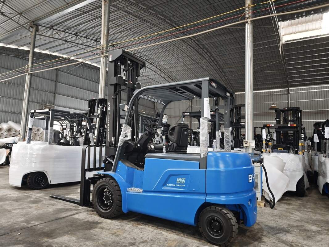 Electric forklift load-centre awareness exercises for operators