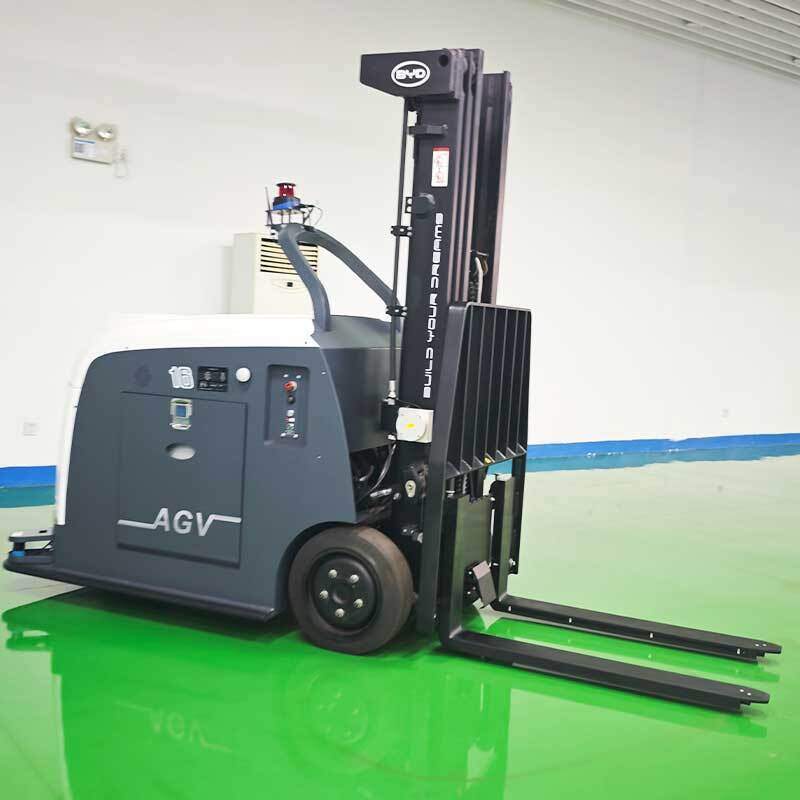 Three-wheel versus four-wheel electric counterbalance forklifts: stability and s