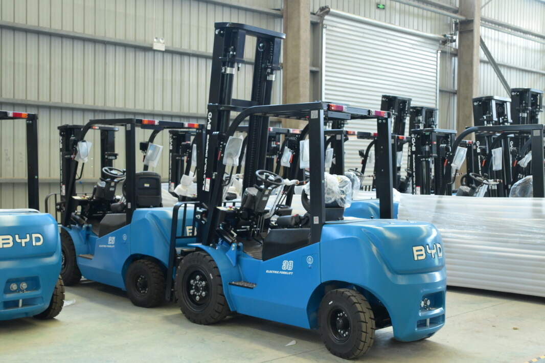 How electric forklifts are reshaping warehouse material-handling operations
