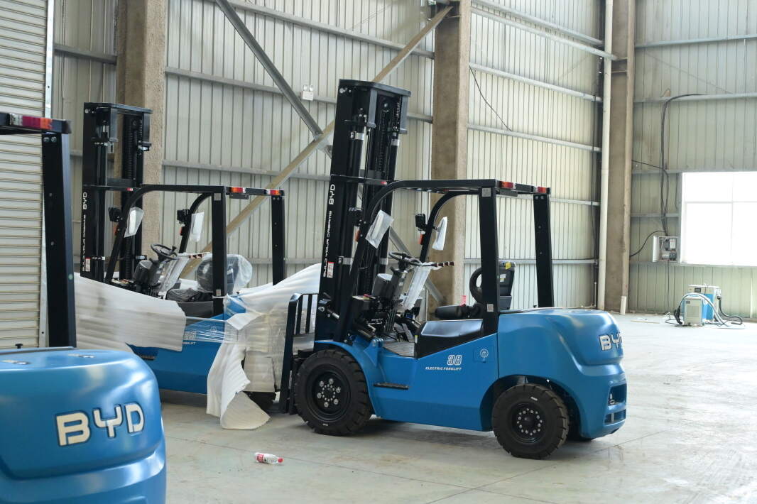 Platform suspension-related parameters for stand-on electric pallet trucks over 