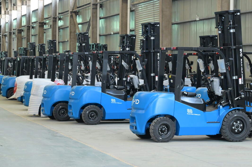 Safe use of attachments on electric counterbalance forklift equipment