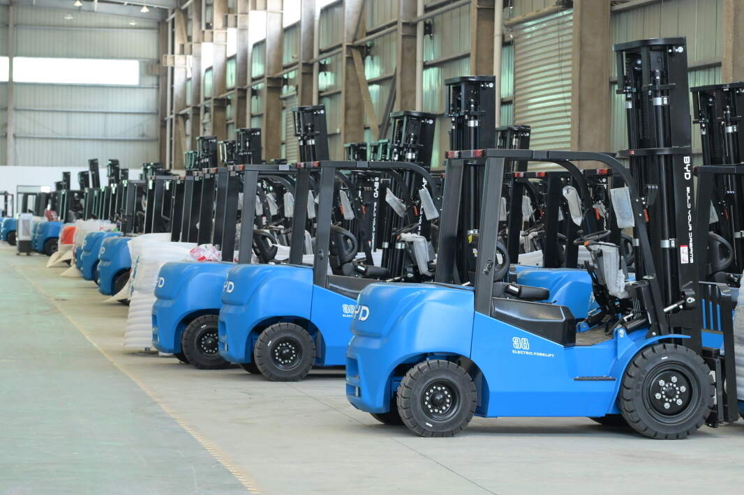 What gradient-climbing-capacity parameters indicate for electric forklift ramp p