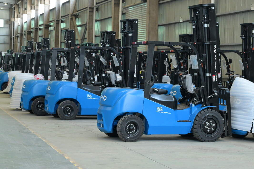 Indoor-site comparison: electric forklift versus diesel forklift actual working-