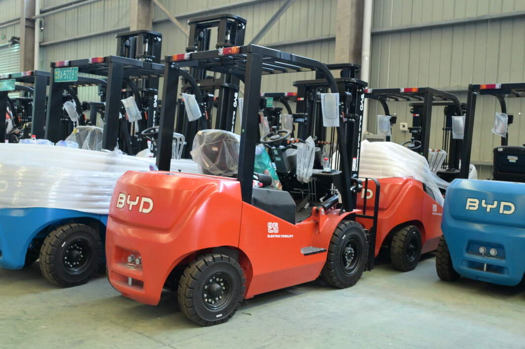 How operator weight and load habits affect electric forklift maintenance interva