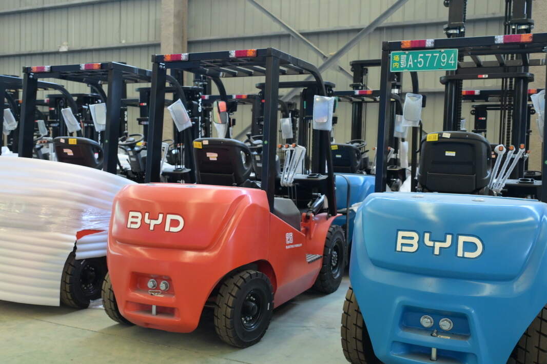 Fork-tip height parameters for low-entry electric pallet trucks handling closed-