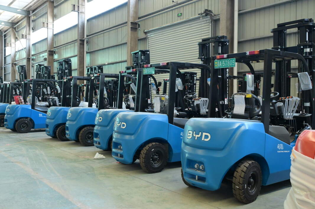 Pallet Truck Types Explained: Walkie, Rider and Stacker