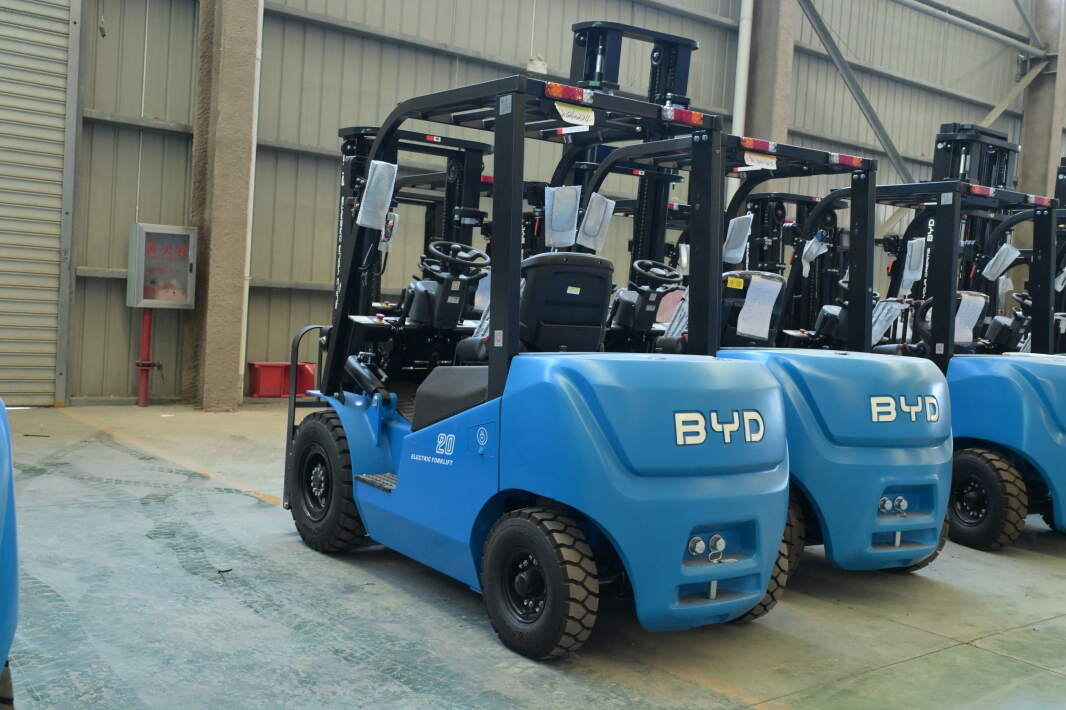What to expect when transitioning from internal combustion to electric forklifts
