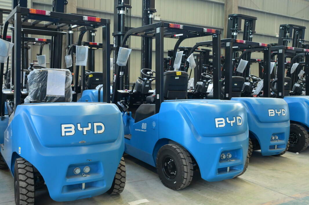 What preparation work should buyers complete before receiving electric forklift 