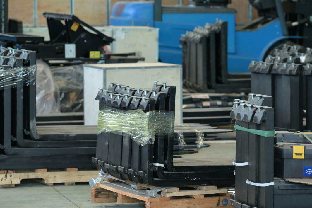 What accessories should be included within your electric pallet truck purchase s