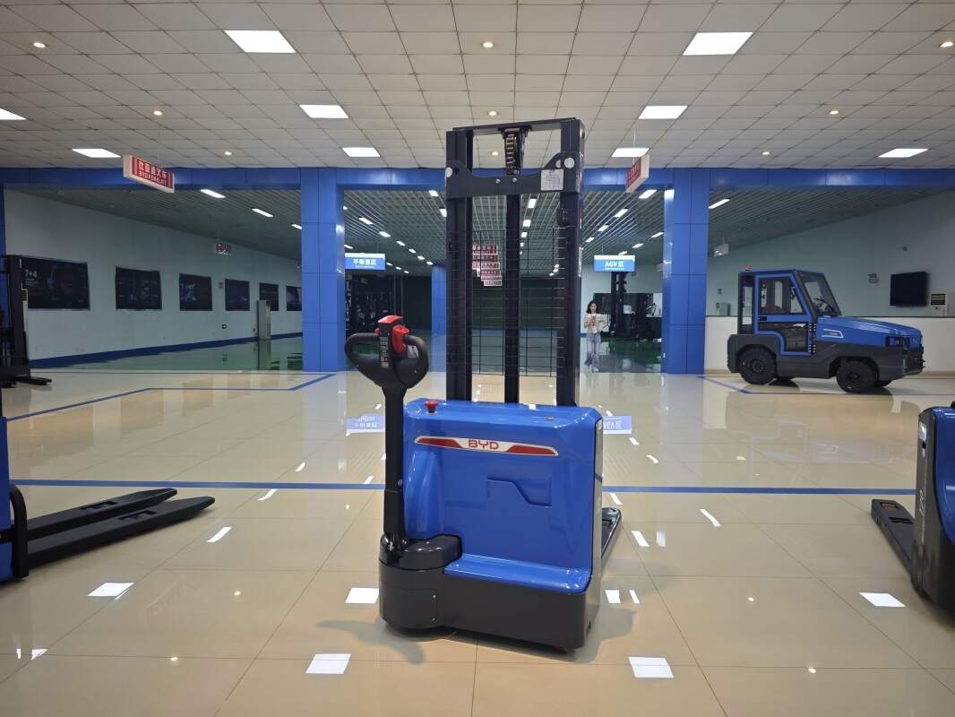 Semi-electric pallet truck and full-electric pallet truck: core distinctions