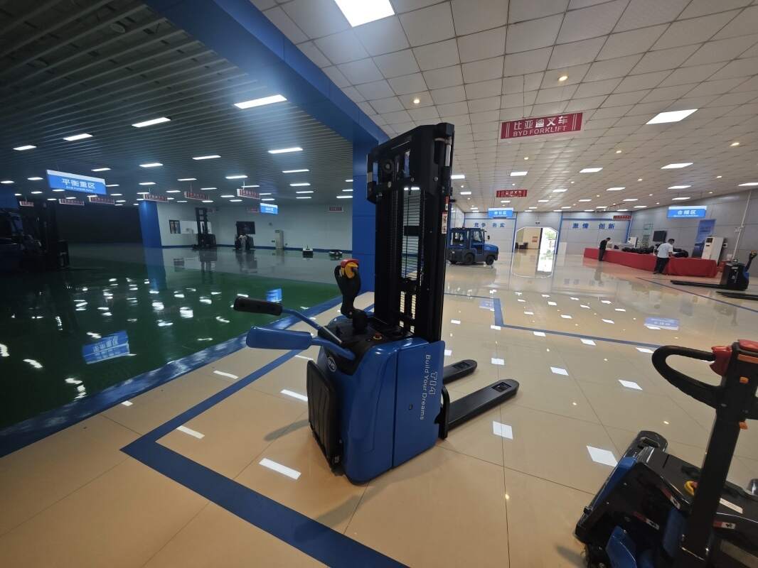 Pallet Truck Steering: Operator Techniques for Tight Spaces