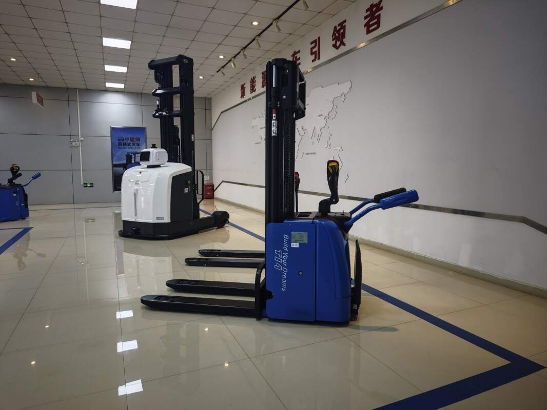 Safe hand-signal and communication practices for electric forklift operations