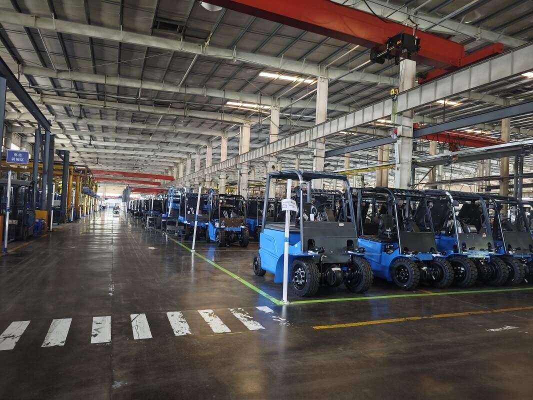 Lithium-ion reach-truck usage tips for minimizing aisle-footprint within existin