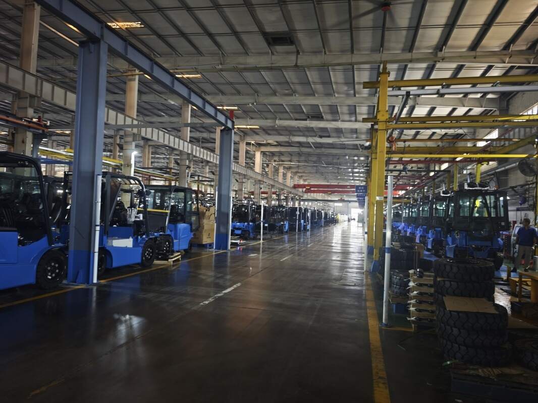 Choosing Between Pallet Truck Configurations for Your Warehouse