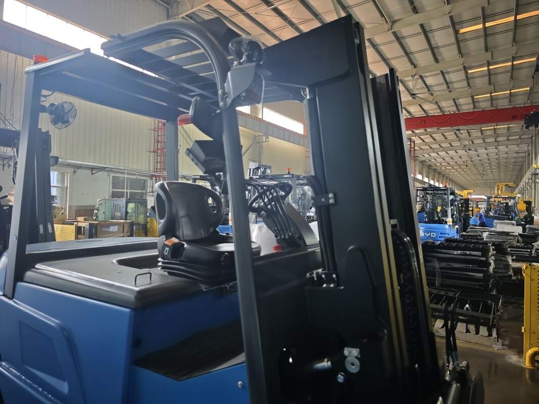 Walkie vs Ride-On Pallet Trucks: Which Fits Your Workflow?