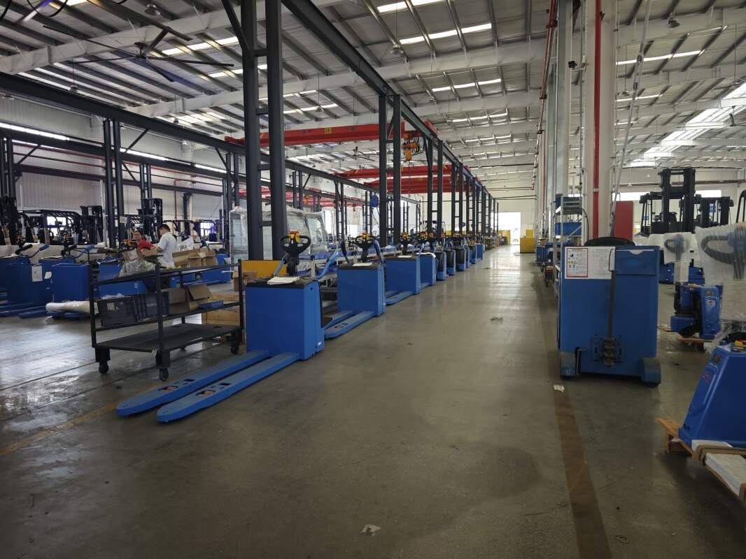 Hydraulic-system configuration influence on electric forklift lifting and loweri