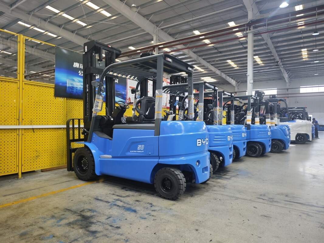 Turning-radius parameter interpretation for compact electric counterbalance fork