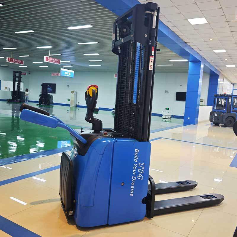 Aisle-width calculation based on actual turning-radius of electric counterbalanc